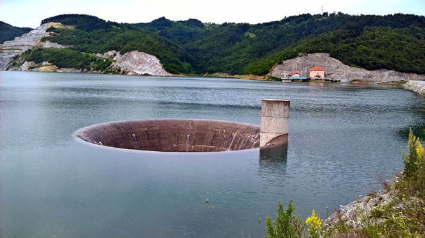 Брана пуна до врха